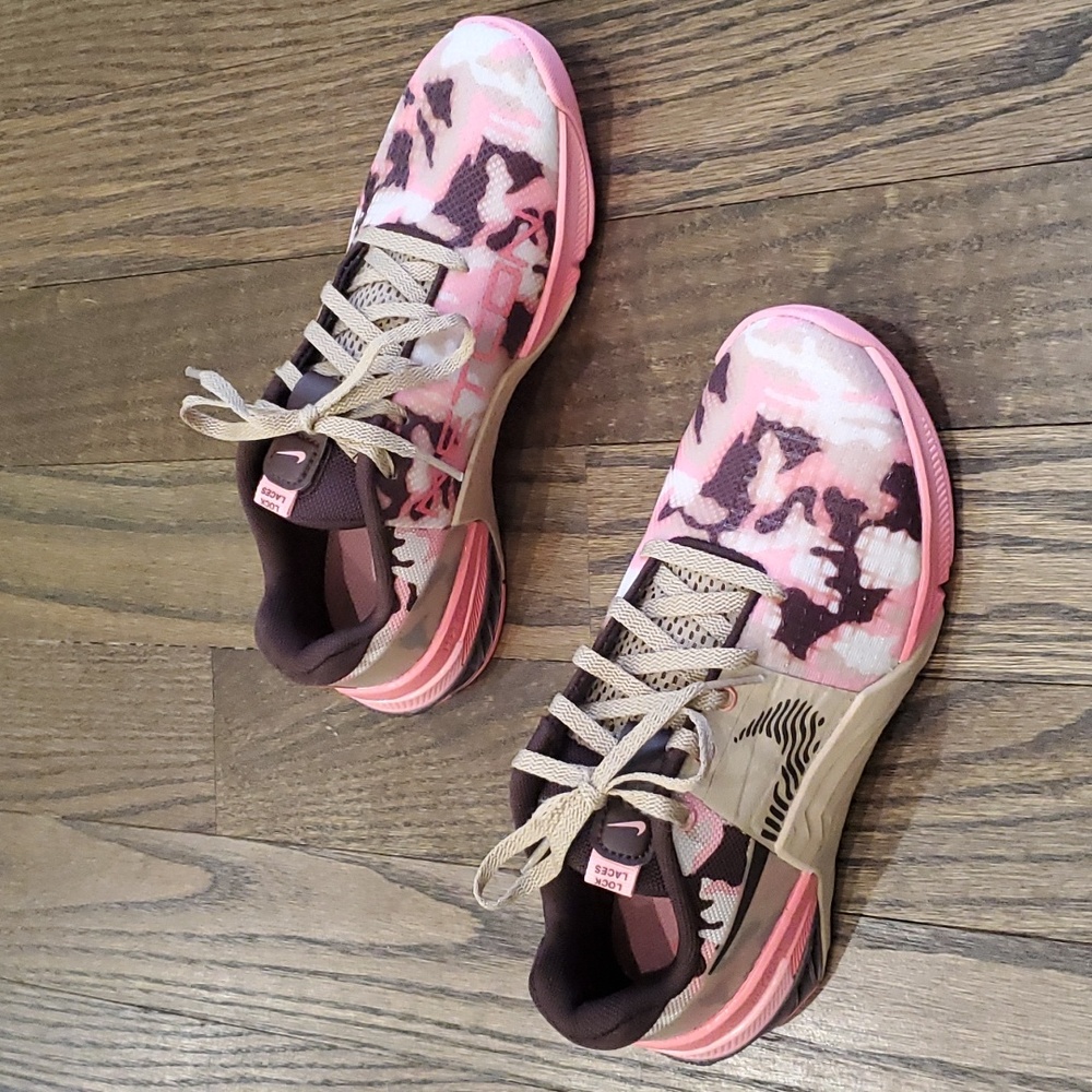 Nike Metcon 8 AMP Training Shoes in Brown/Pink Camo